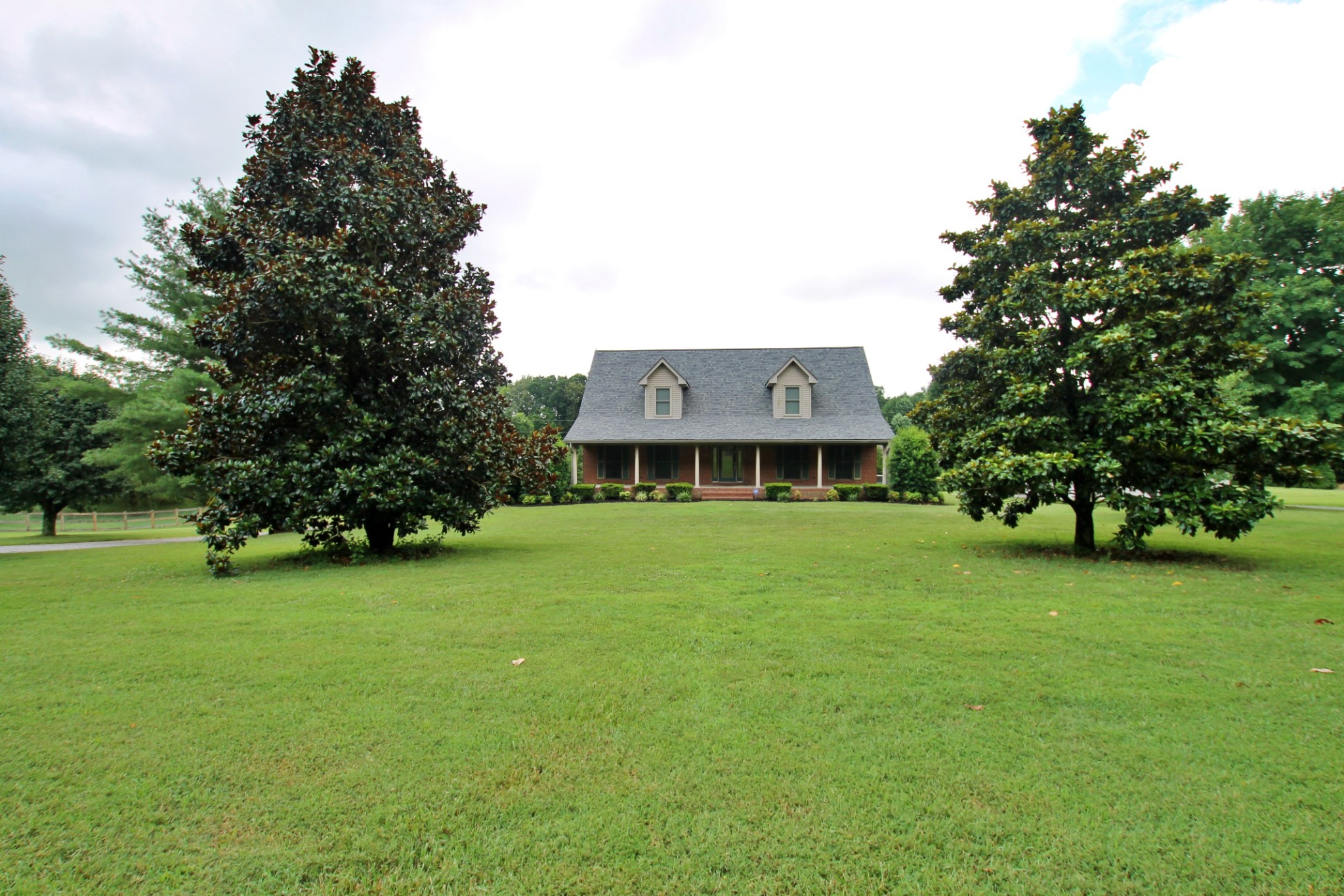 4181 Sandy Springs Road Springfield, TN 37172 - Photo 2 of 44 a front view of a house with a garden