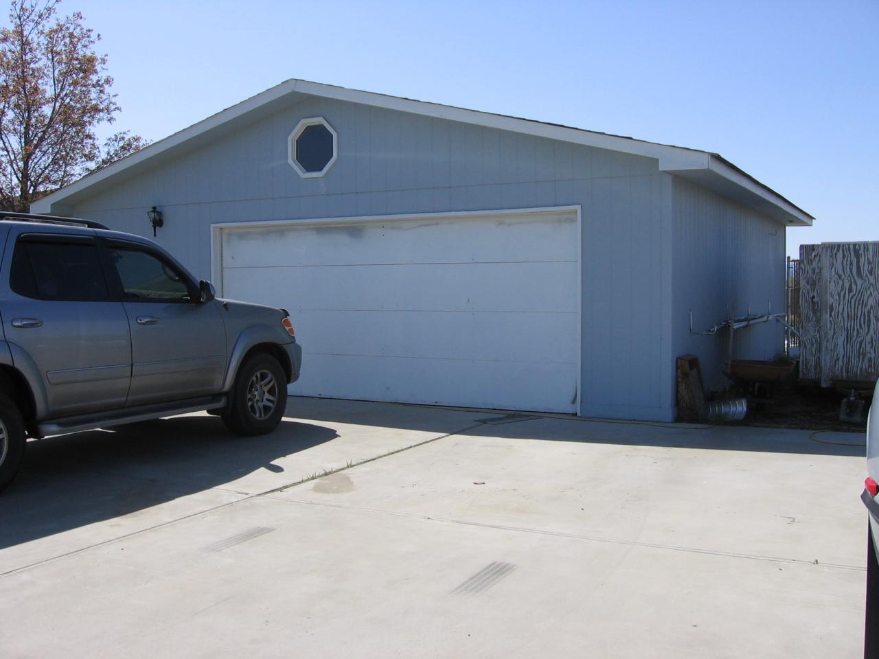 530 Beane Road Moxee, WA 98936 - Photo 4 of 11 a view of a car garage