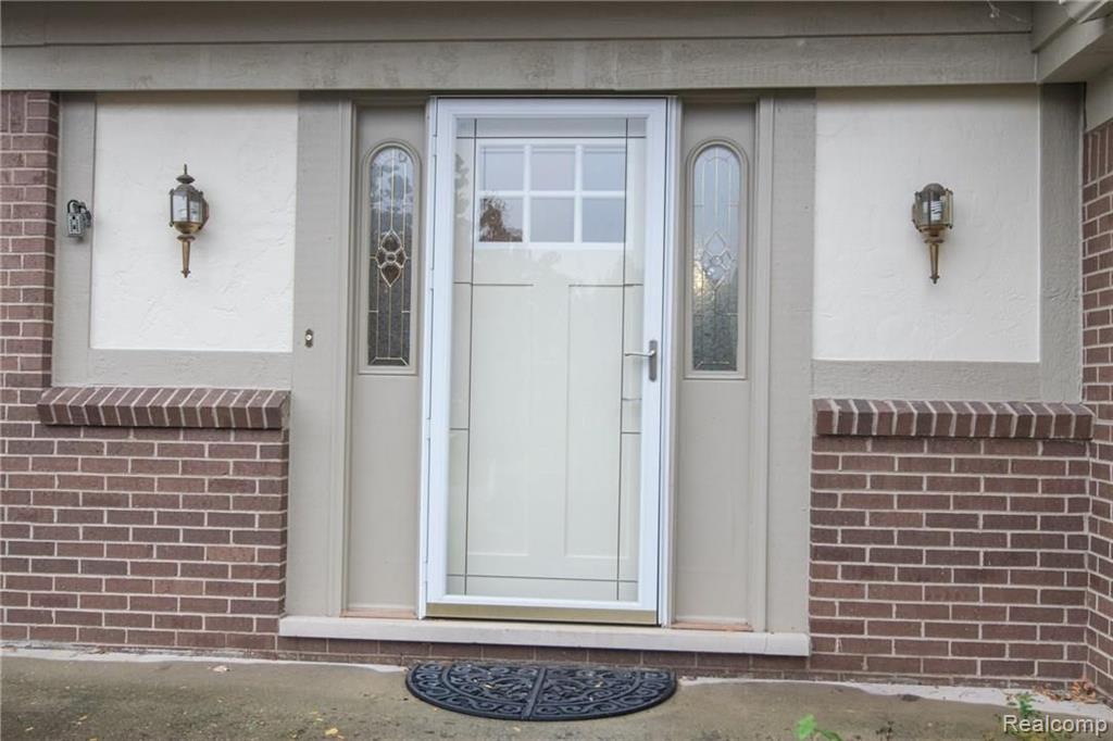 868 Lion Street Rochester Hills, MI 48307 - Photo 2 of 42