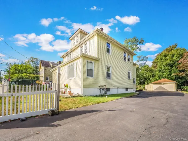 a view of a house with a backyard