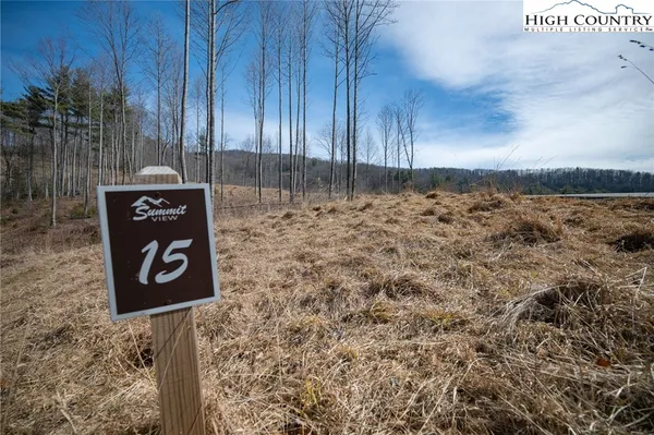 a sign that is sitting on a brick wall