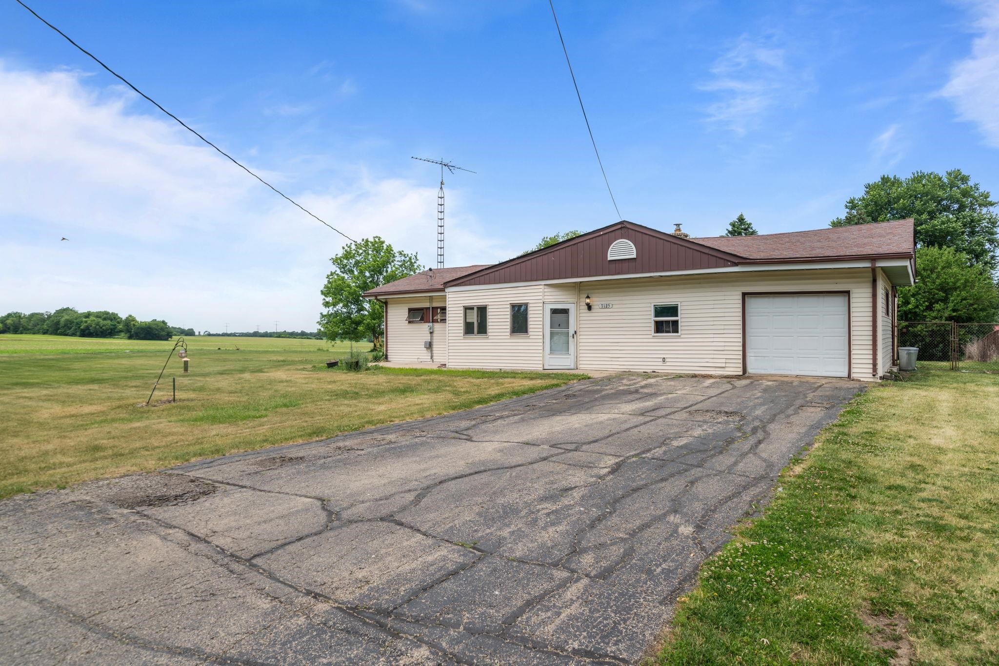 7125 Toms Road Rockford, IL 61101 - Photo 2 of 27
