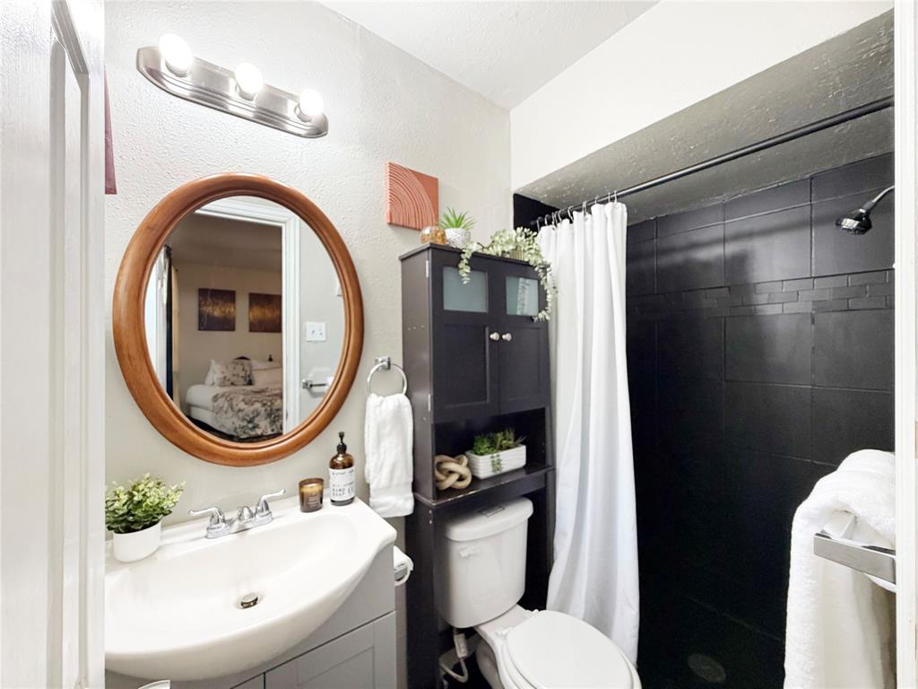 2243 Inca Drive Dallas, TX 75216 - Photo 15 of 24 The private ensuite bath is the perfect relaxing retreat.