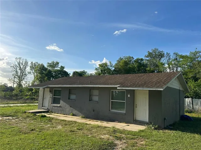 a view of a house with a yard