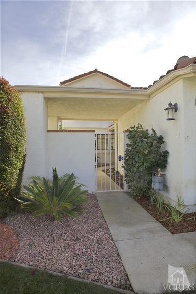 880 Congressional Road Simi Valley, CA 93065 - Photo 2 of 19 a view of a house with a garden