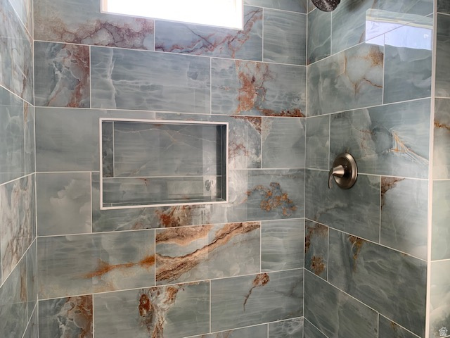 1500 North Angel Street West, Unit 56 Layton, UT 84041 - Photo 18 of 20 Jack & Jill Bathroom between two smaller bedrooms with a beautiful tiled shower