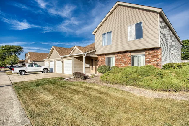 $250,000 | 7070 Newport Drive, Unit 203, Woodridge, IL 60517