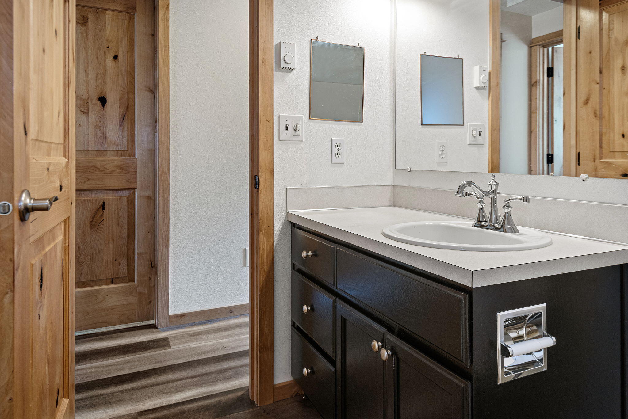 66901 Lance Road Bend, OR 97703 - Photo 43 of 71 Upstairs guest bath with tub/shower