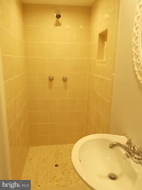 2112 Redthorn Road Baltimore, MD 21220 - Photo 15 of 18 Bath