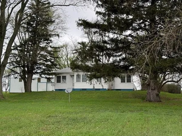 $300,000 | 827 North 3450th Road, Utica, IL 61373