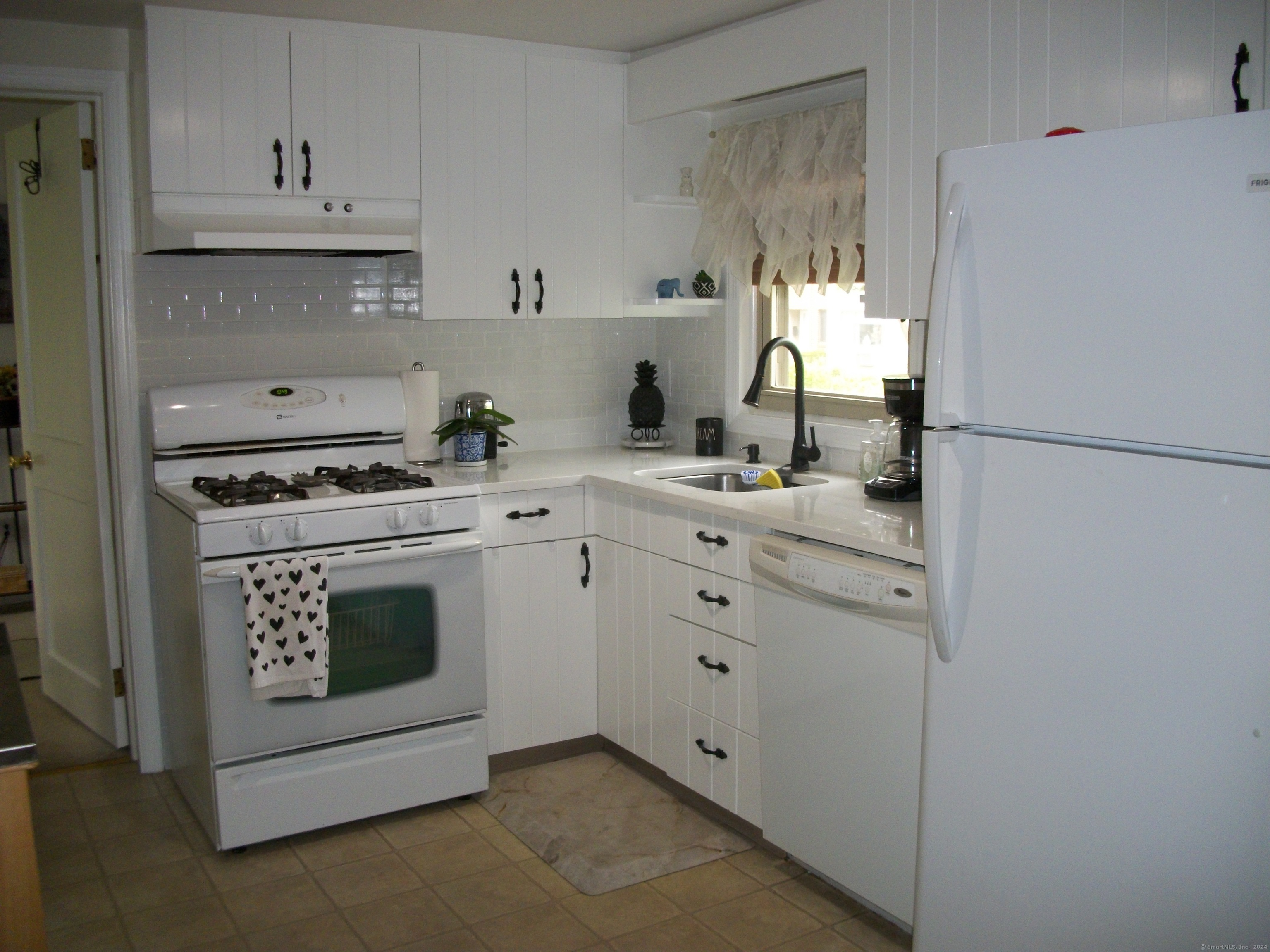 164 Belltown Road Stamford, CT 06905 - Photo 9 of 26