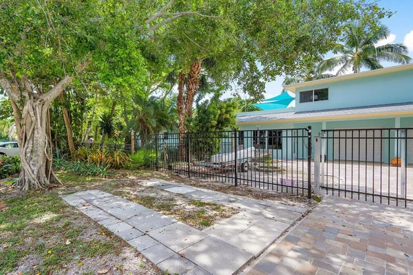 $7,000 | 300 Southeast 7th Avenue, Delray Beach, FL 33483