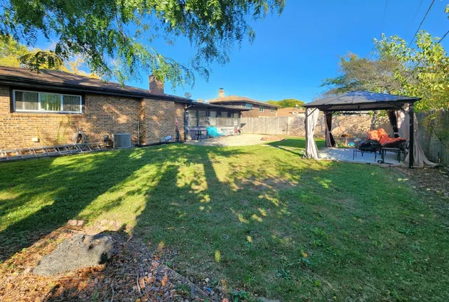 a view of a house with a backyard