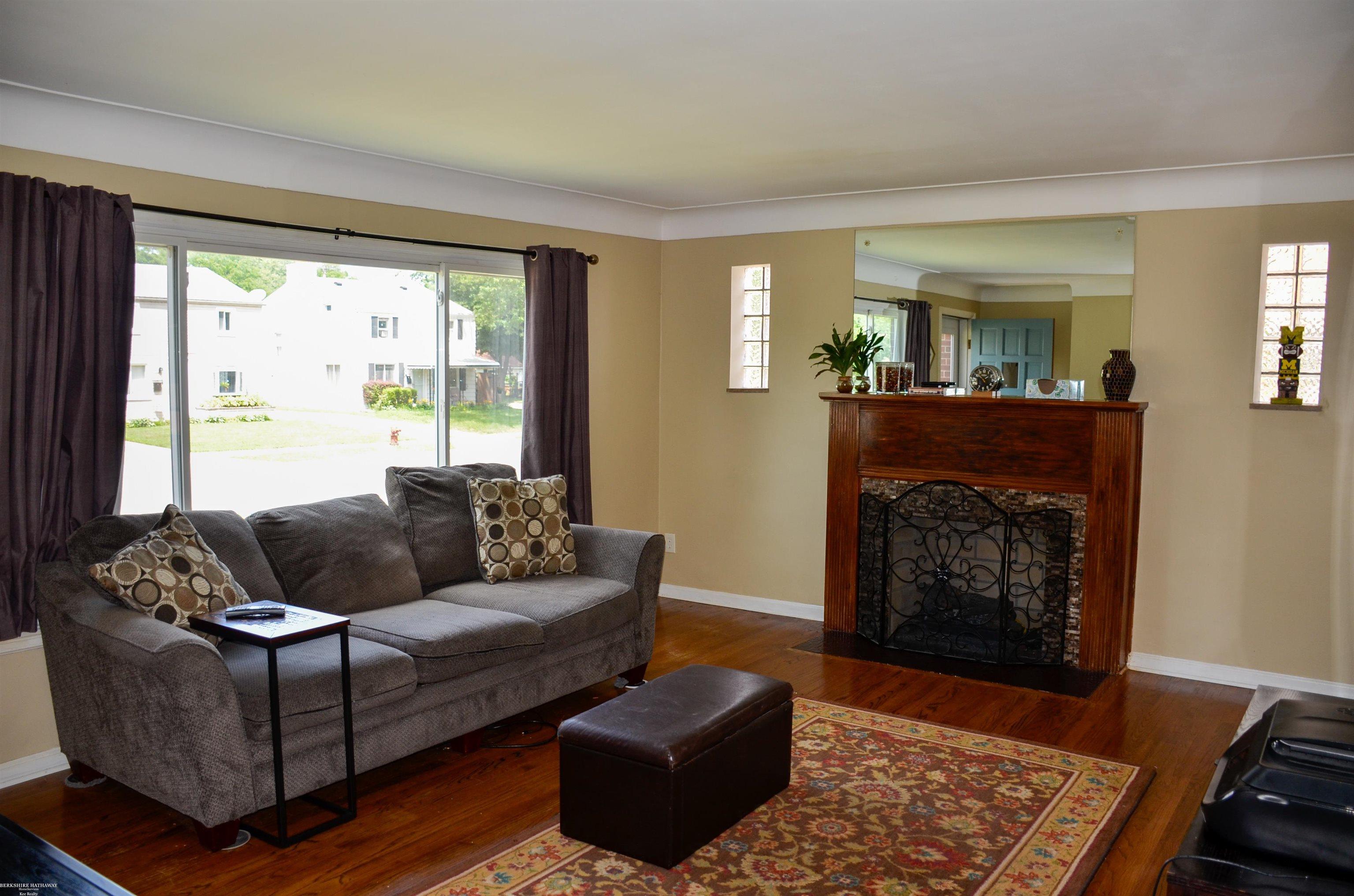 8474 Harding Street Center Line, MI 48015 - Photo 4 of 17