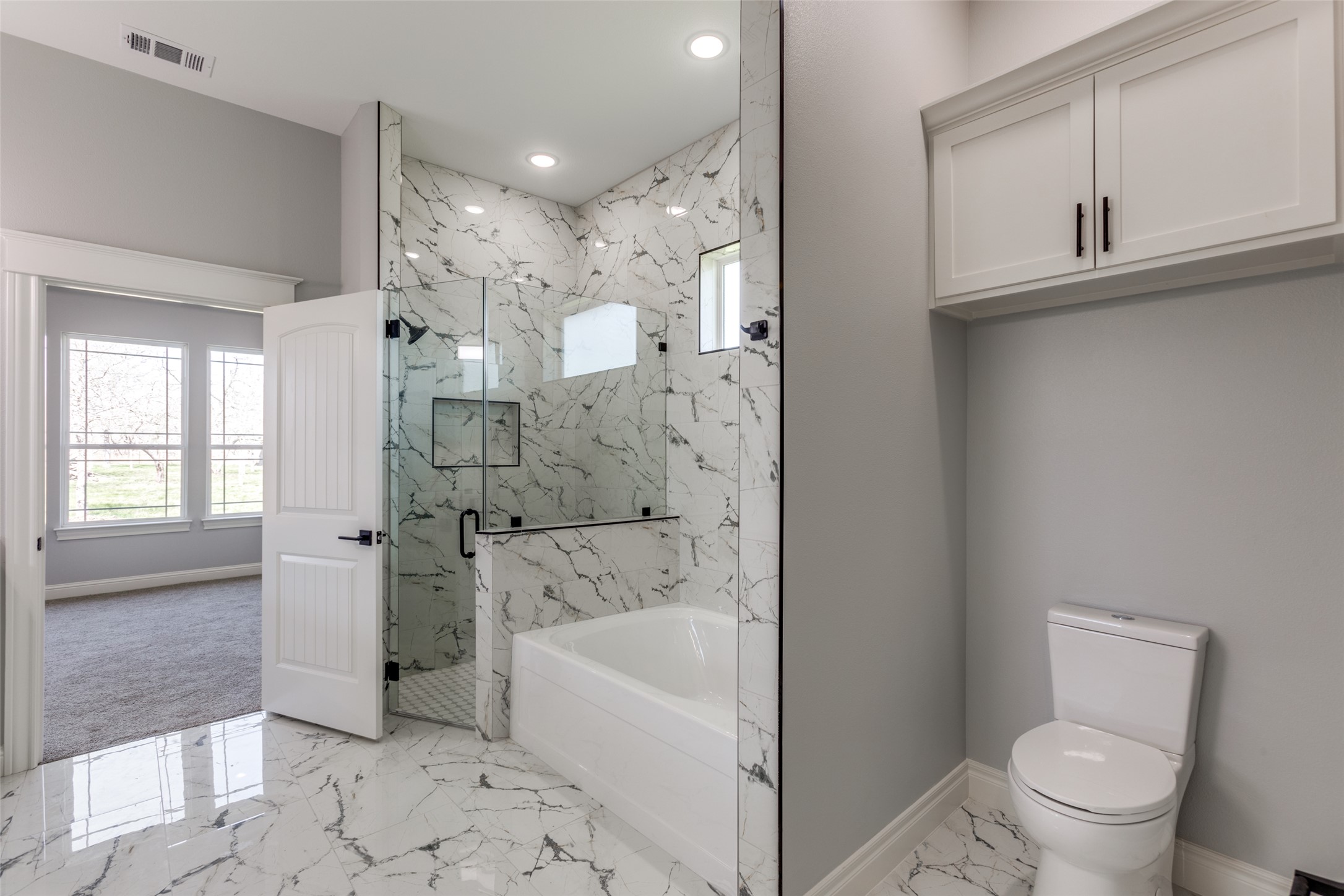 485 Post Oak Gonzales, TX 78629 - Photo 15 of 38 a bathroom with a bathtub toilet and sink