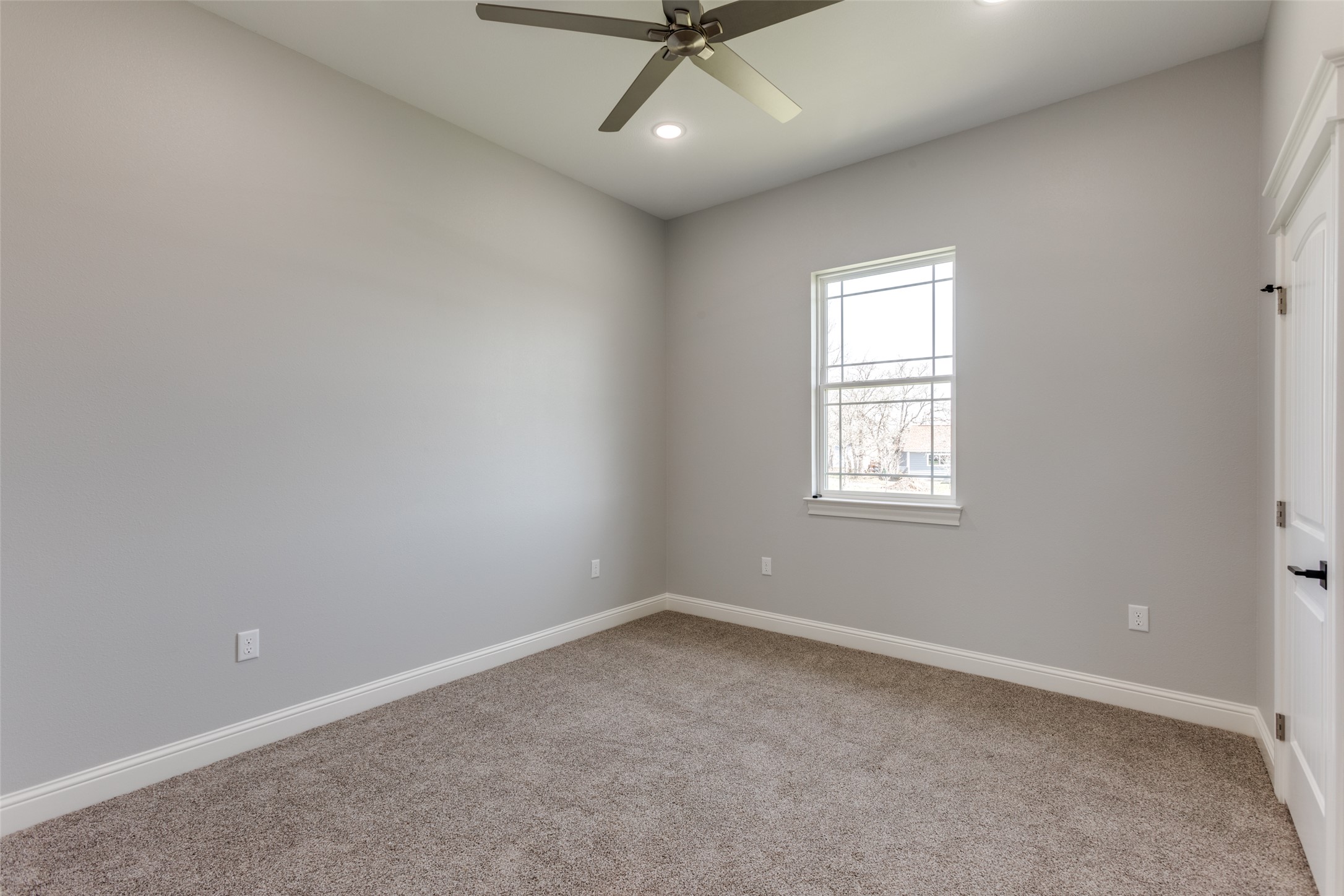 485 Post Oak Gonzales, TX 78629 - Photo 20 of 38 an empty room with a ceiling fan and window