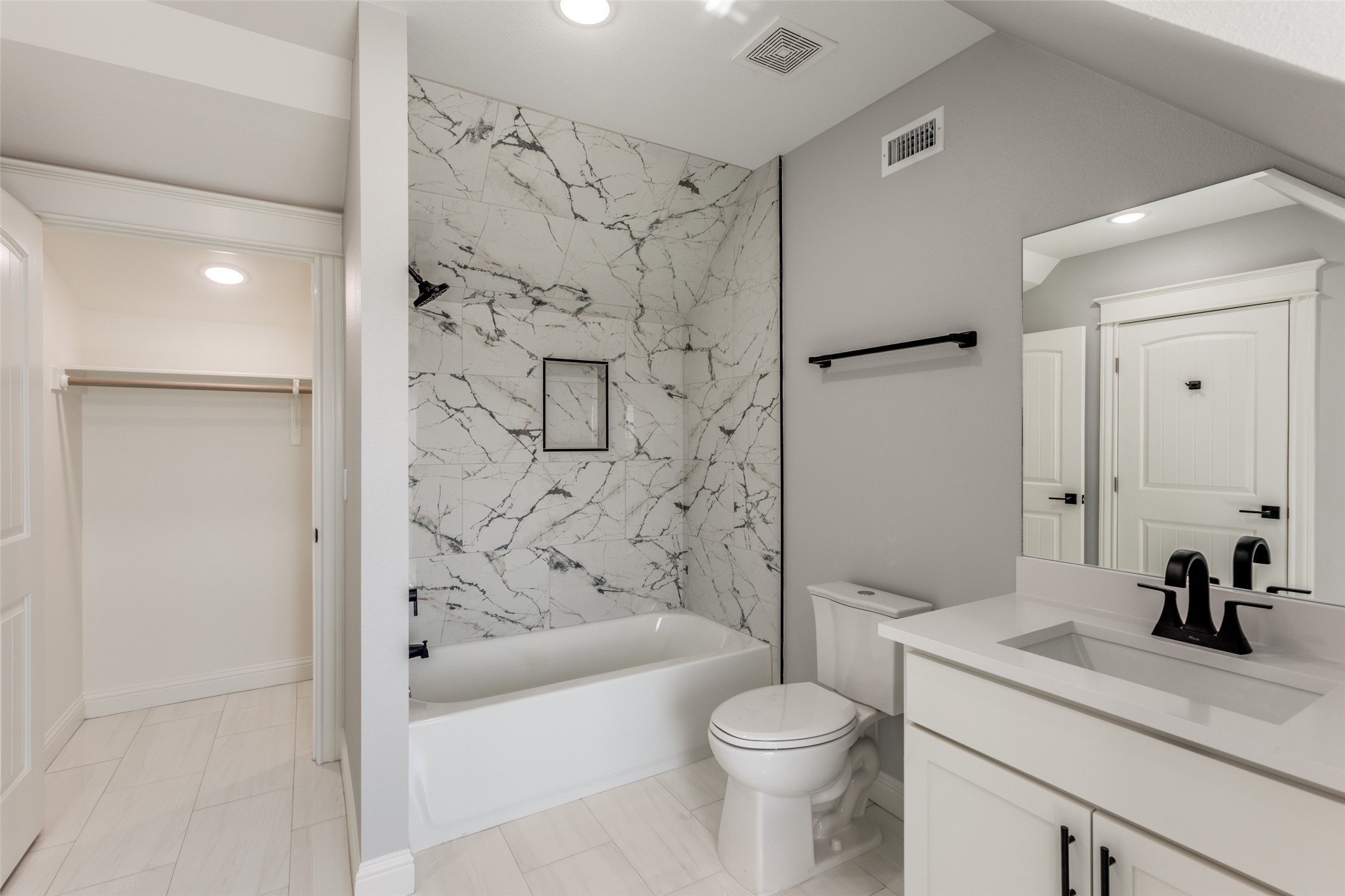 485 Post Oak Gonzales, TX 78629 - Photo 28 of 38 a bath room with a toilet and a bath tub