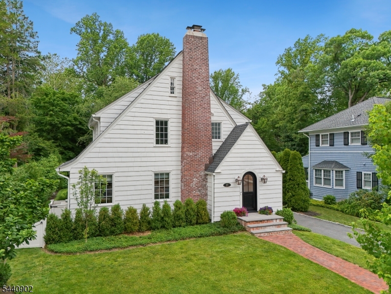 27 Pine Grove Avenue Summit, NJ 07901 - Photo 2 of 37