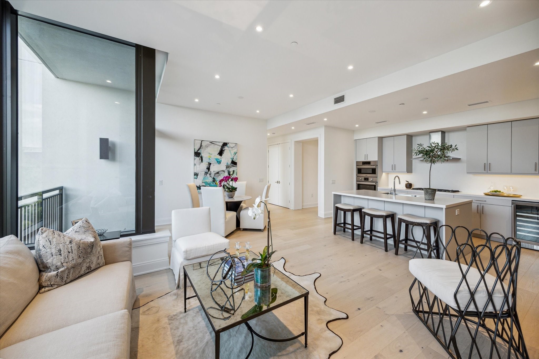 Light and airy 4th floor residence offering East light and plenty of space to dine, entertain and relax.