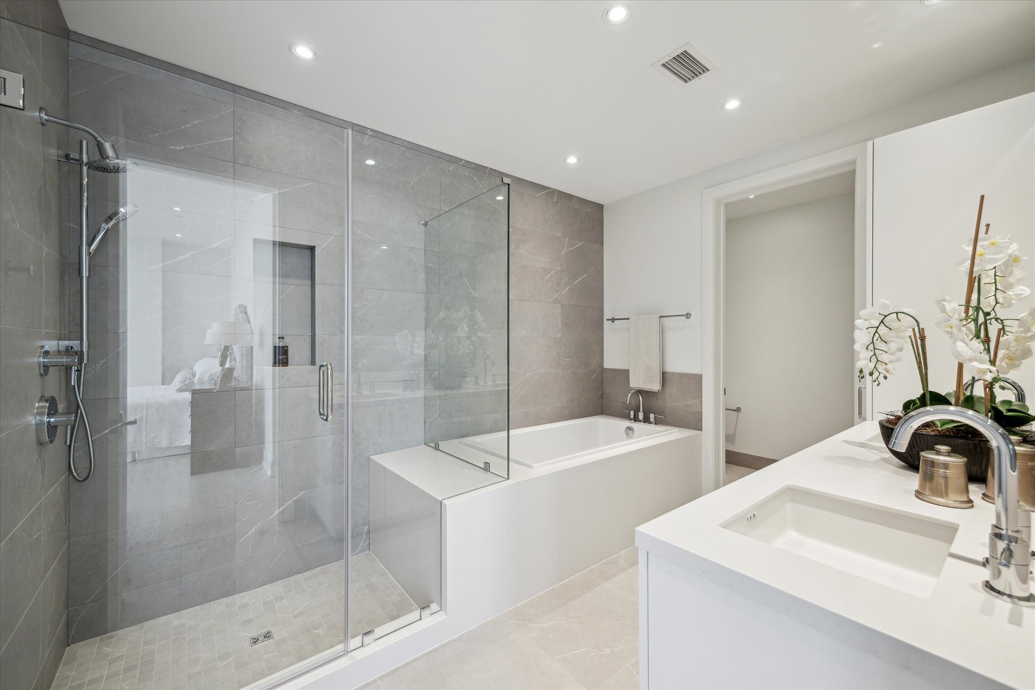 2323 West Main Street, Unit 402 Houston, TX 77098 - Photo 14 of 30 Separate step-in shower with hand held sprayer, bench seat and niche.