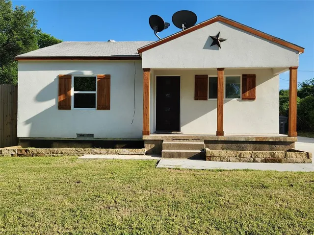 a front view of house with yard