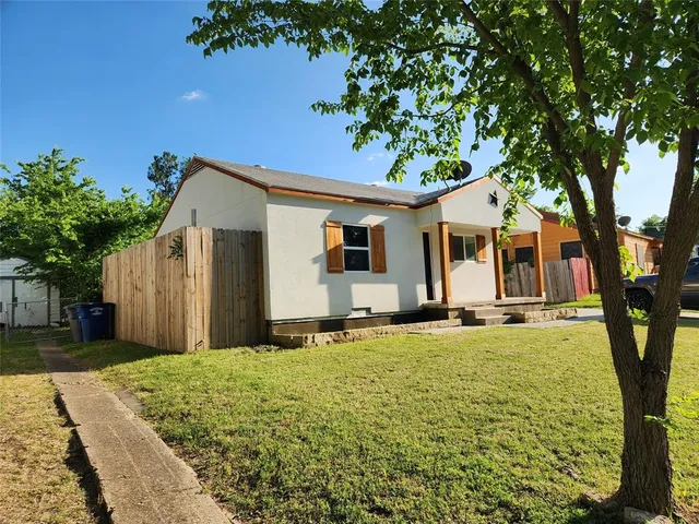 a front view of house with yard