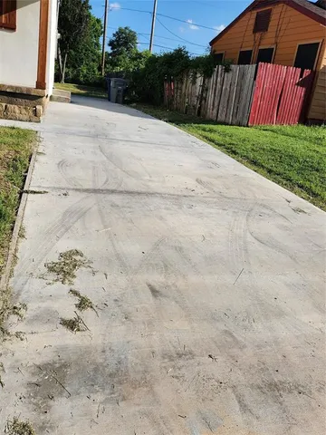 a view of backyard of the house