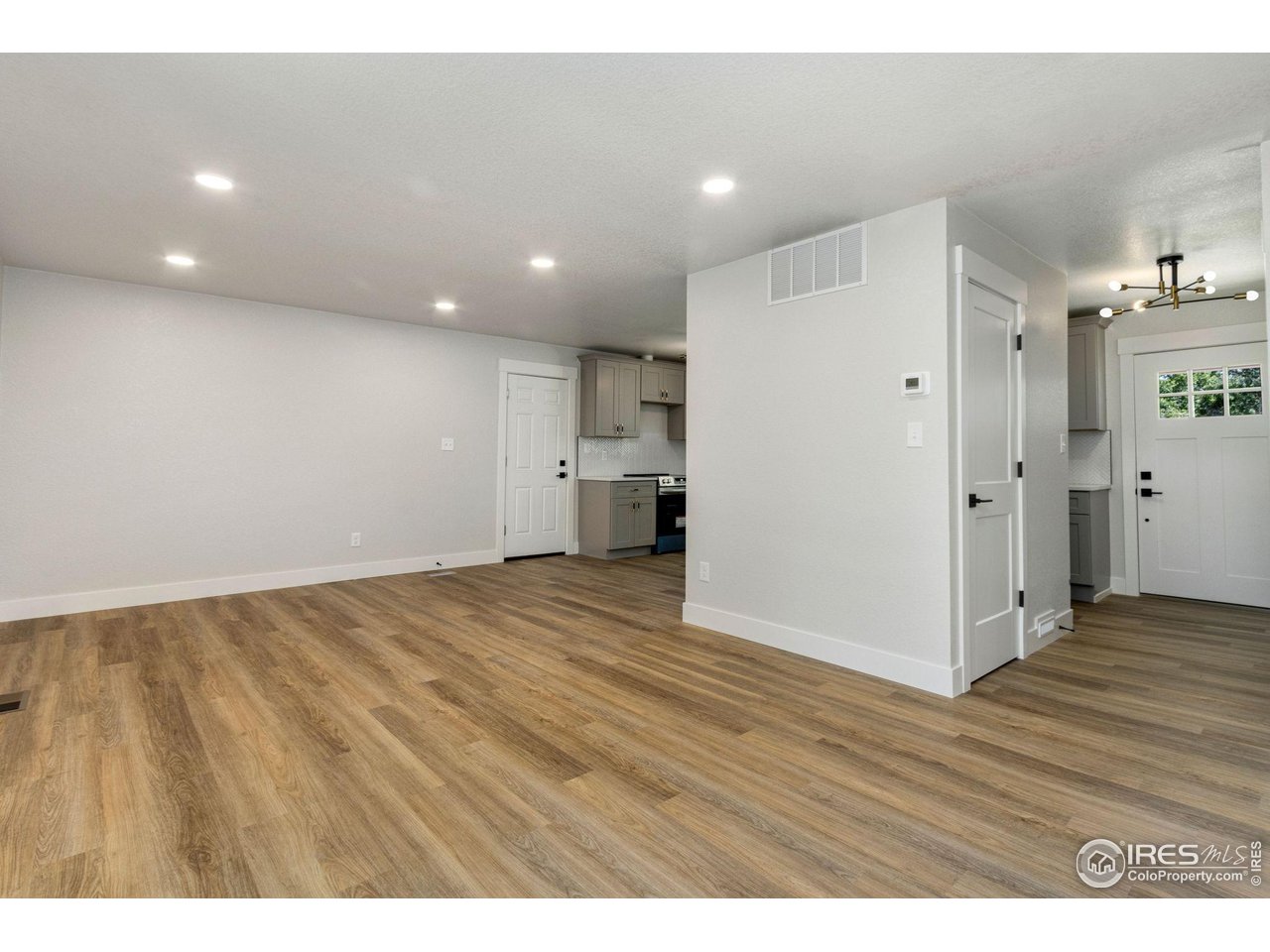 Front door entry, leads to kitchen or family room.