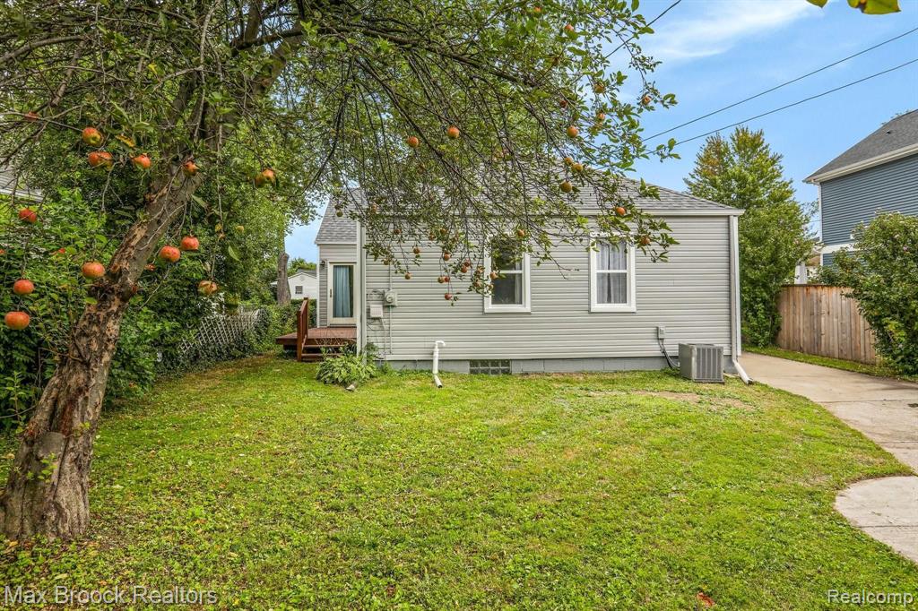 3295 Cumberland Road Berkley, MI 48072 - Photo 16 of 25