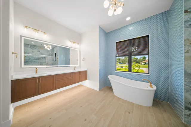 $1,013,000 | 122 Southeast Via Lago Garda, Port St. Lucie, FL 34952