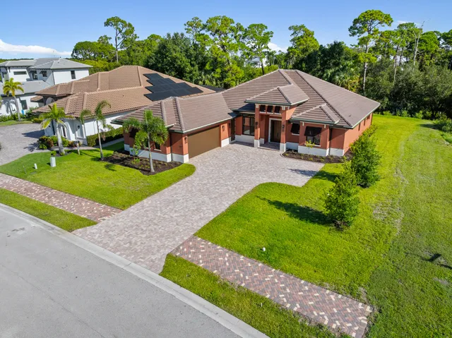 $1,013,000 | 122 Southeast Via Lago Garda, Port St. Lucie, FL 34952