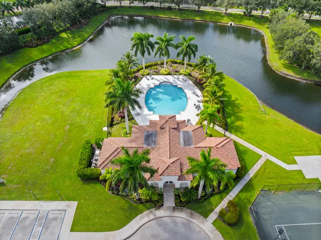 $1,013,000 | 122 Southeast Via Lago Garda, Port St. Lucie, FL 34952