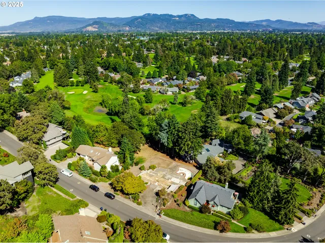 $399,900 | 516 Spyglass Drive, Eugene, OR 97401