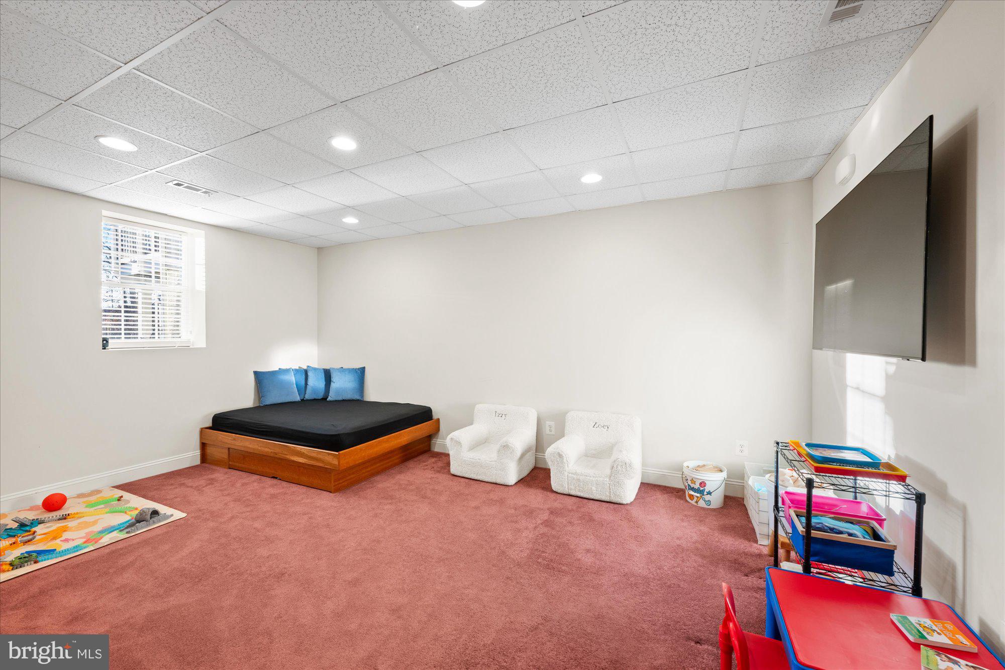 20026 Valhalla Square Ashburn, VA 20147 - Photo 29 of 82 a living room with furniture and a flat screen tv