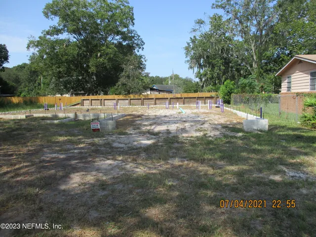 a view of yard with green space