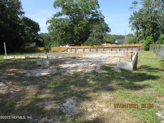 a view of yard with green space