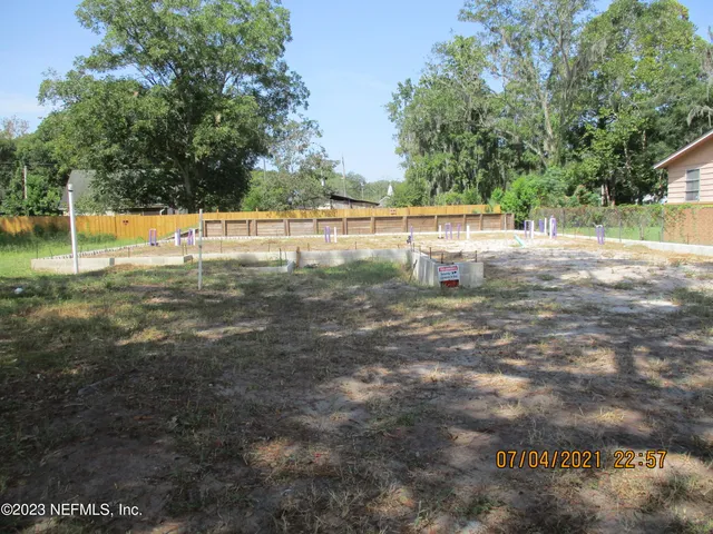 a view of yard with green space