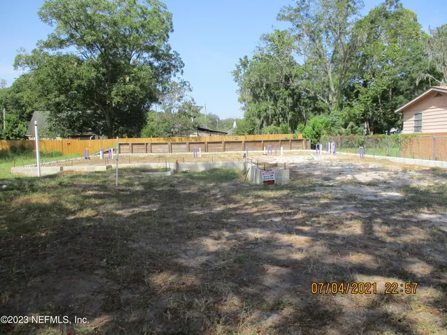 a view of a yard with a tree