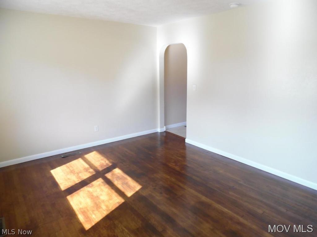 709 41st Street Vienna, WV 26105 - Photo 3 of 11 Living Room