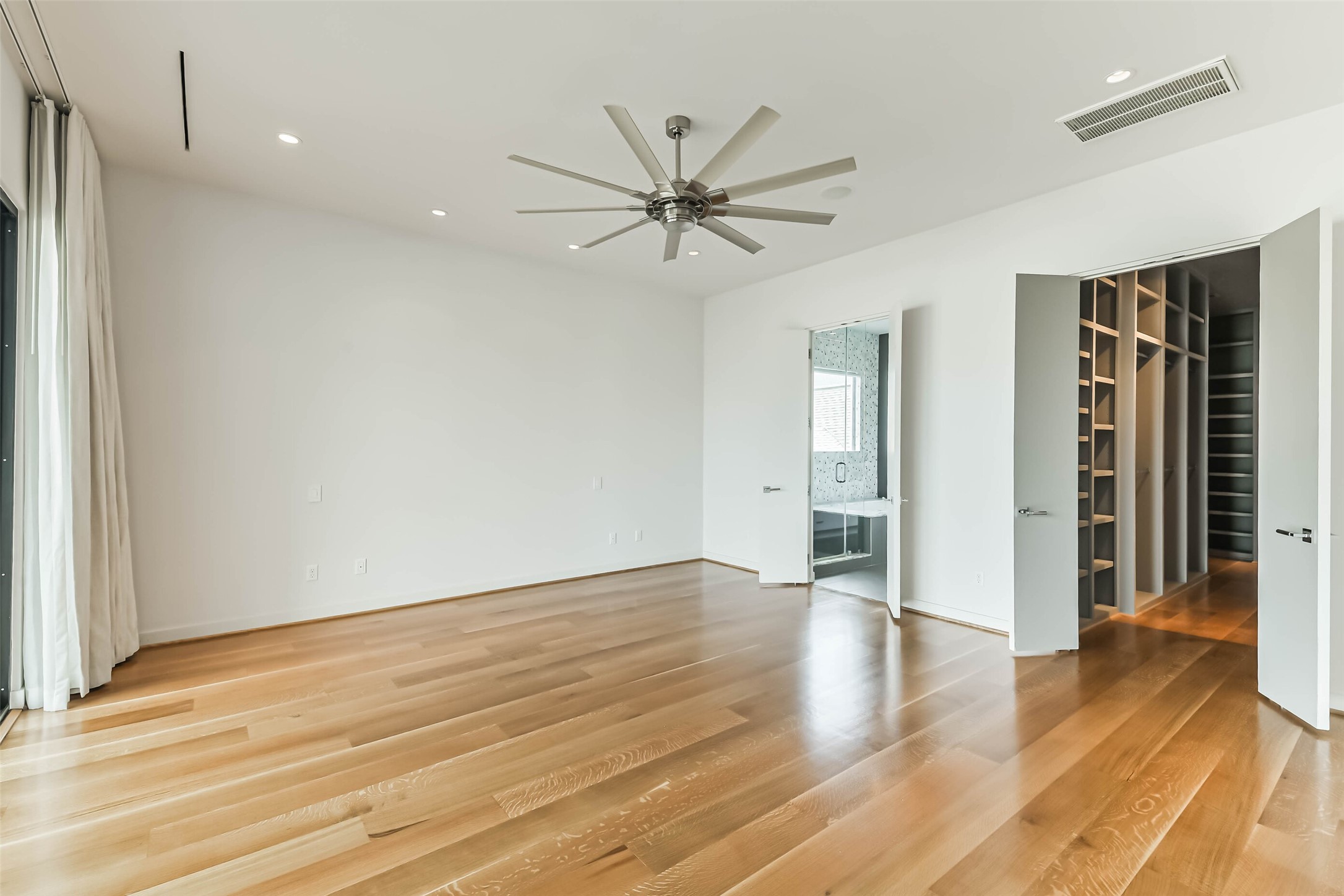 815 Alexander Street Houston, TX 77007 - Photo 32 of 49 Expansive sliding glass doors flood the room with natural light and open to a covered balcony.