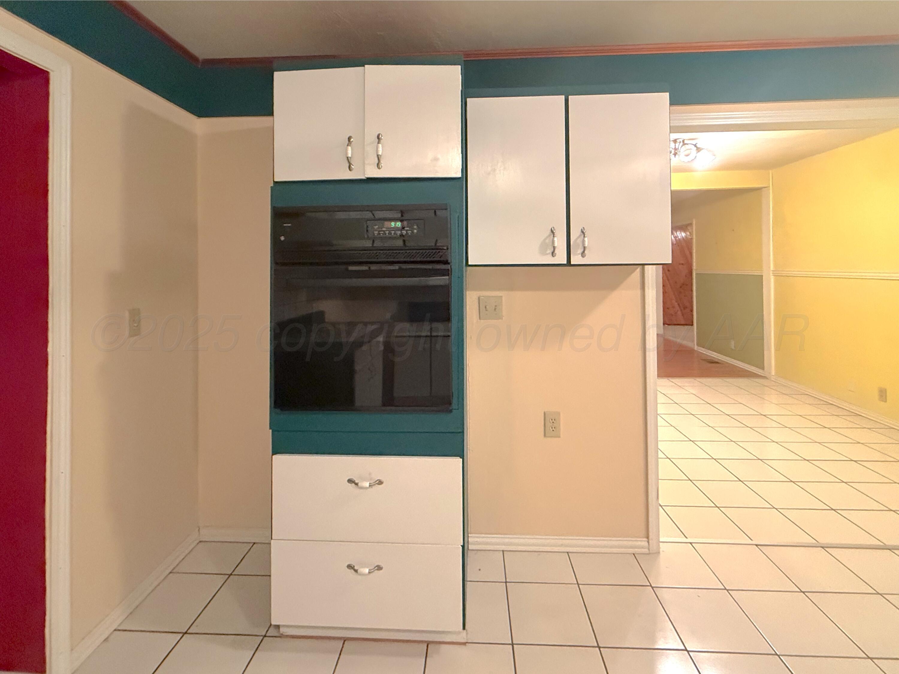 301 West 10th Street Stinnett, TX 79083 - Photo 6 of 15 a bathroom with a shower