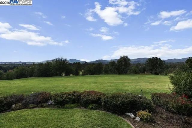 $565,000 | 6038 Gleneagles Court, Redding, CA 96003