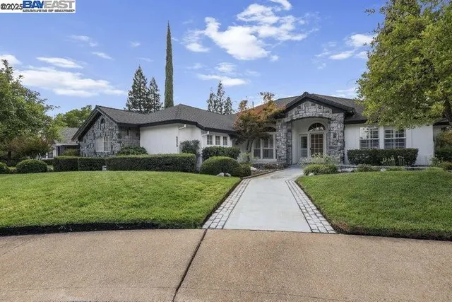 $565,000 | 6038 Gleneagles Court, Redding, CA 96003