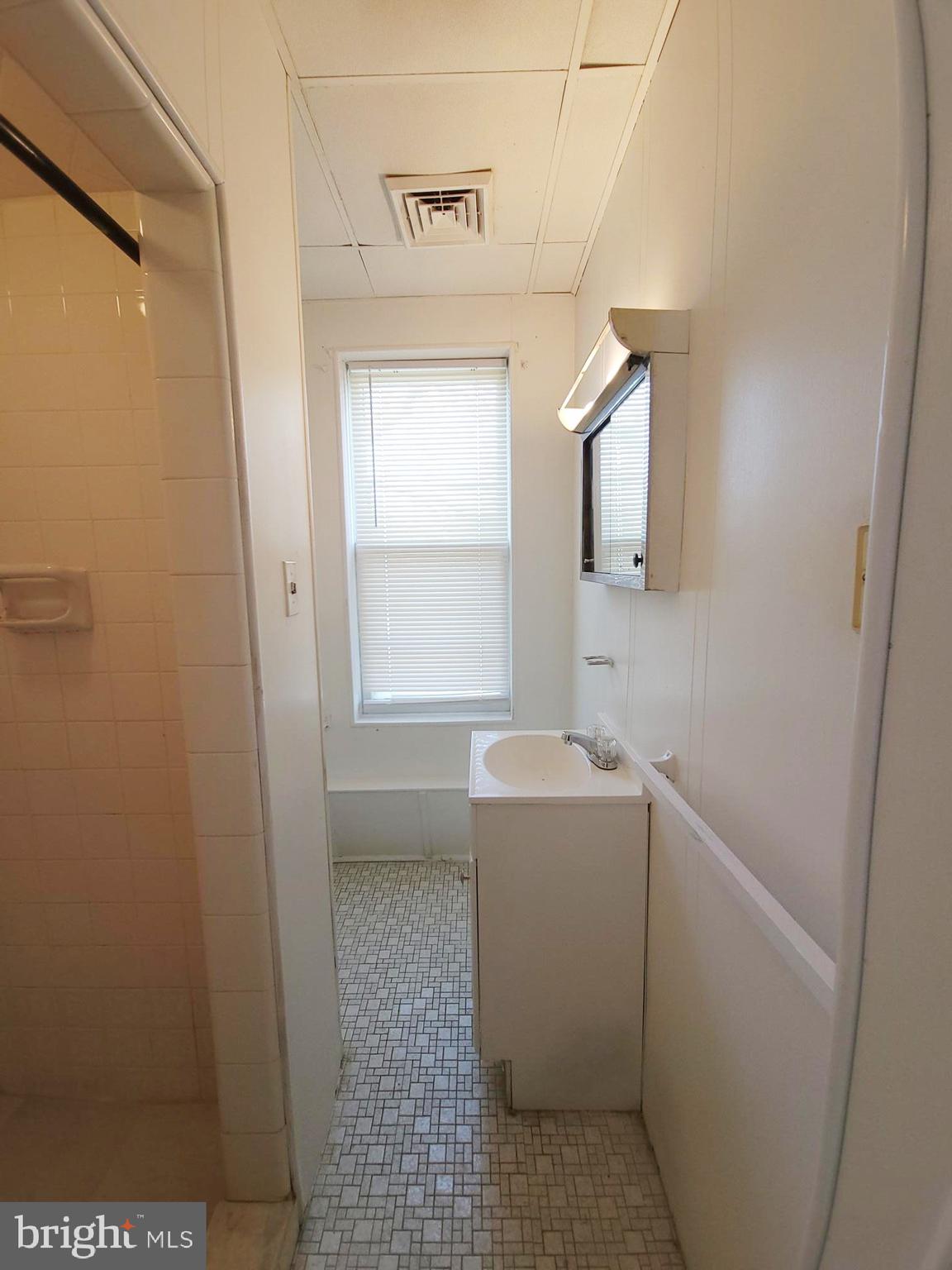 818 Wynnewood Road, Unit 3 Philadelphia, PA 19151 - Photo 25 of 29 Full Bath