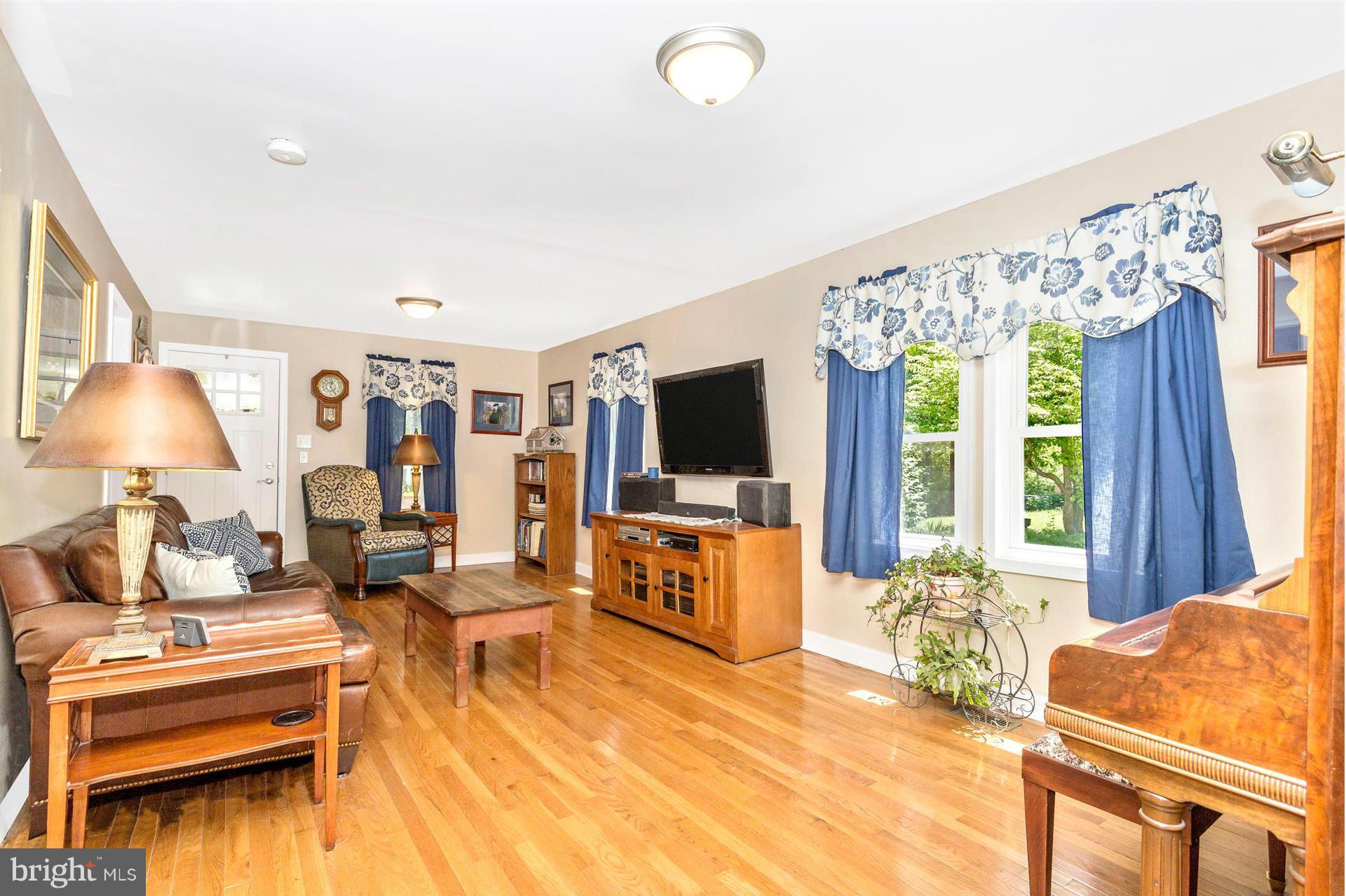 18307 Manor Church Road Boonsboro, MD 21713 - Photo 11 of 30 Living Room