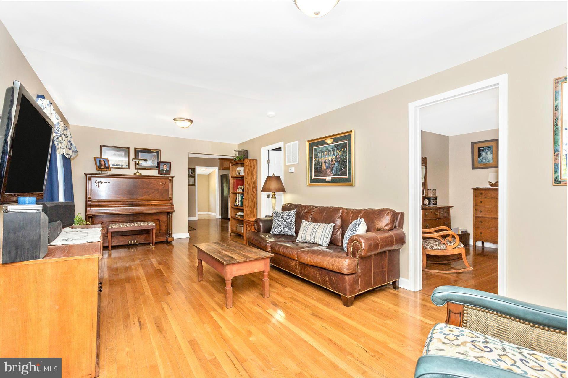 18307 Manor Church Road Boonsboro, MD 21713 - Photo 12 of 30 Living Room