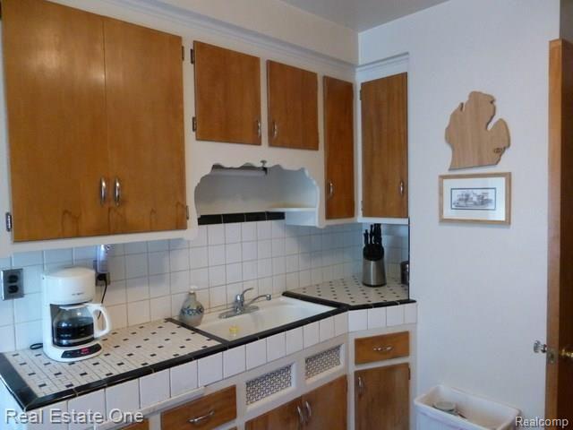 4040 Kenmore Road Berkley, MI 48072 - Photo 8 of 22 P1000515.jpg