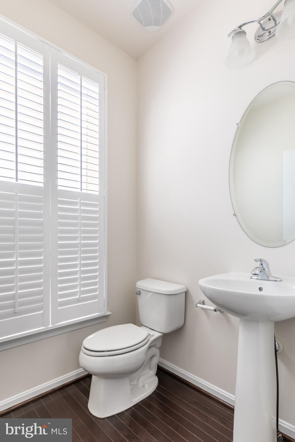 43389 Rickenbacker Square Ashburn, VA 20147 - Photo 21 of 36 Main Level Powder Room