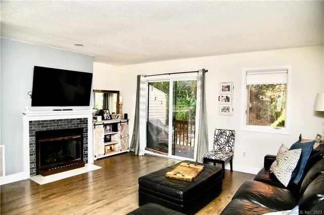 $400,000 | 3 Lakeview Drive, Unit 3, Branford, CT 06405