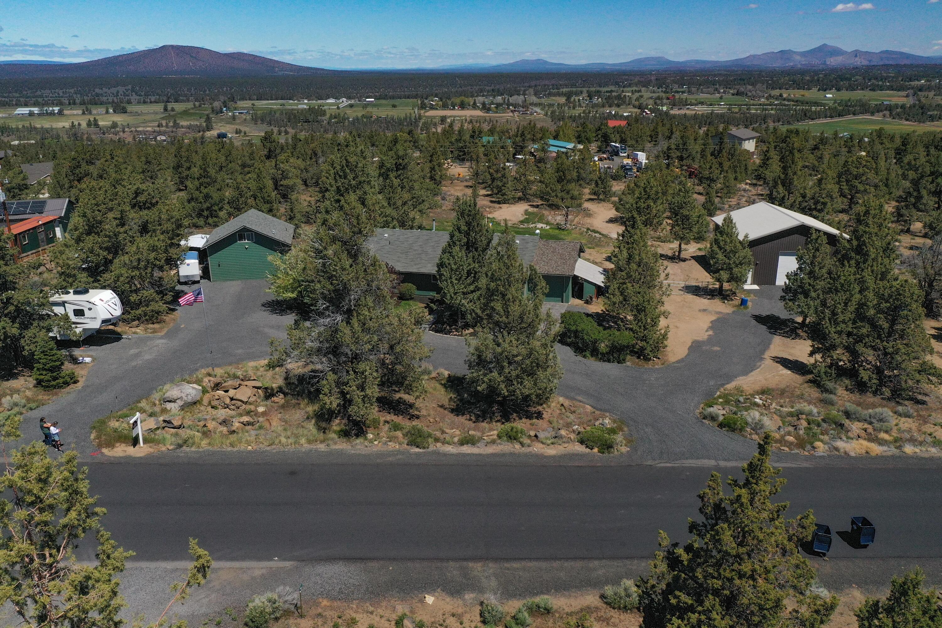 21020 Southwest Gift Road Bend, OR 97703 - Photo 4 of 51 21020 Gift Rd-23